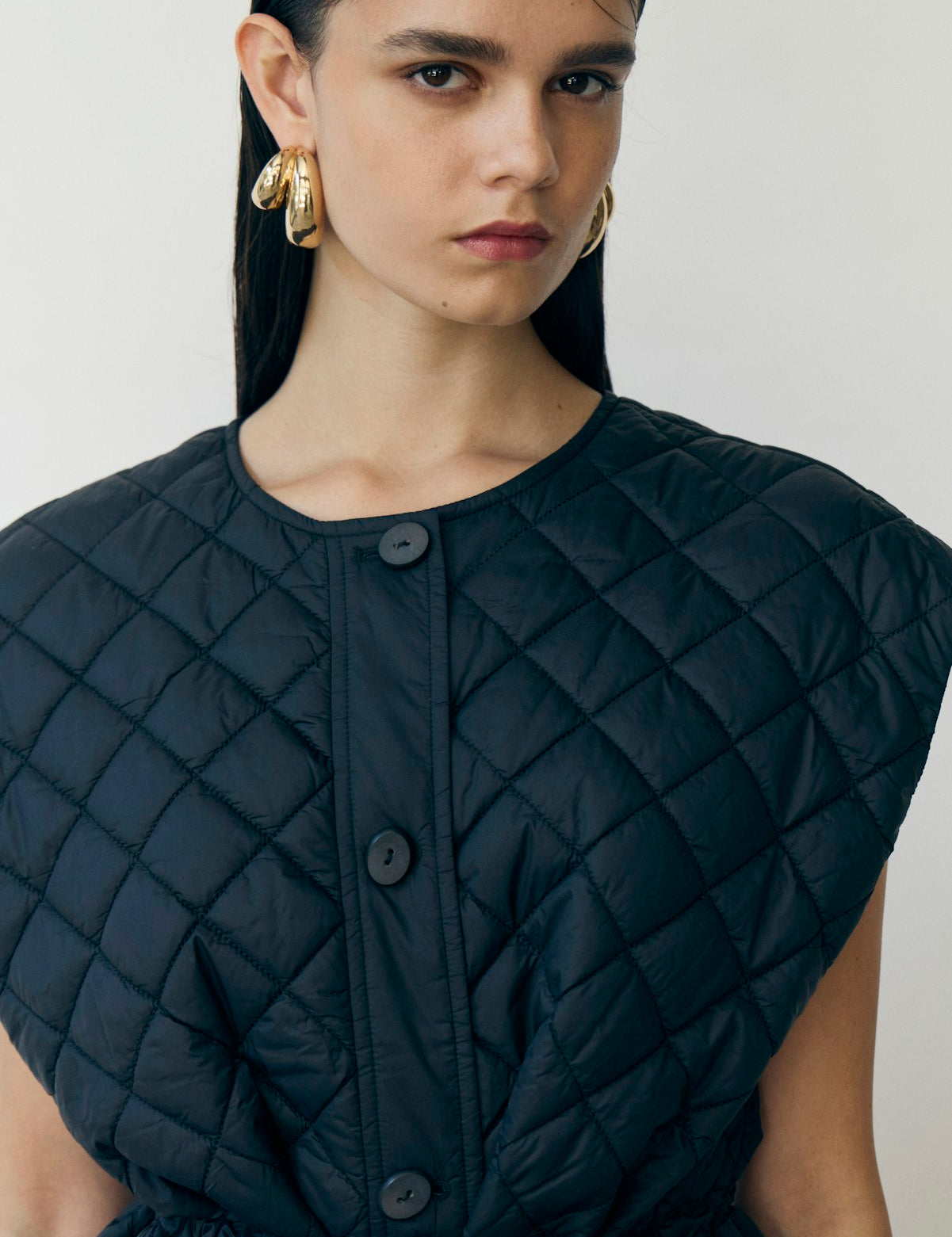 VILA_fall_winter_2025_large_14107562_VIBENJI_RW_QUILTED_SKIRT_BLACK_BEAUTY_AUGUST_BFS_14107564_VIBENJI_LS_QUILTED_VEST_BLACK_BEAUTY_AUGUST_BFS_14080342_VIMA_v6.jpg