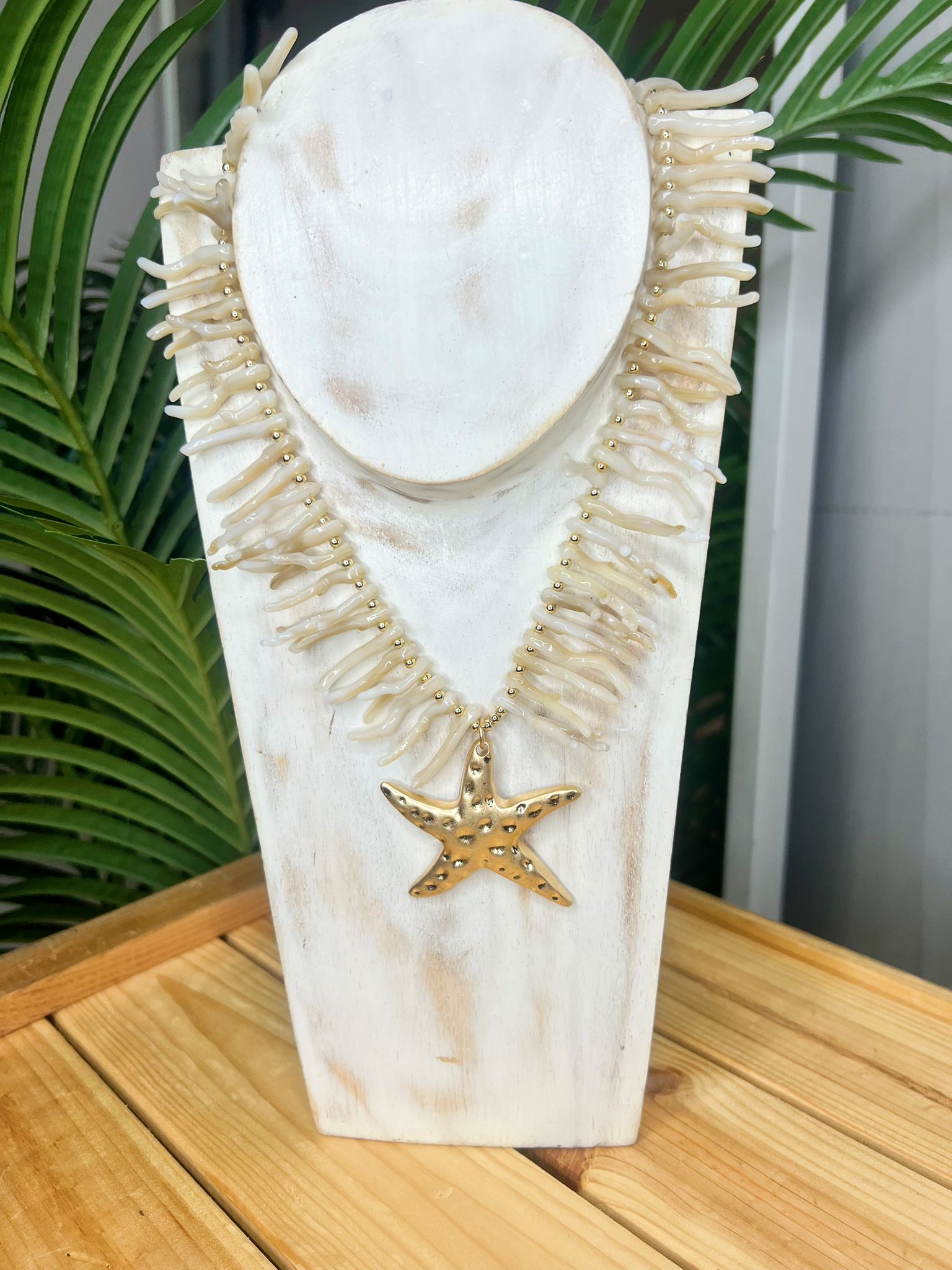Shell Frill Starfish Necklace