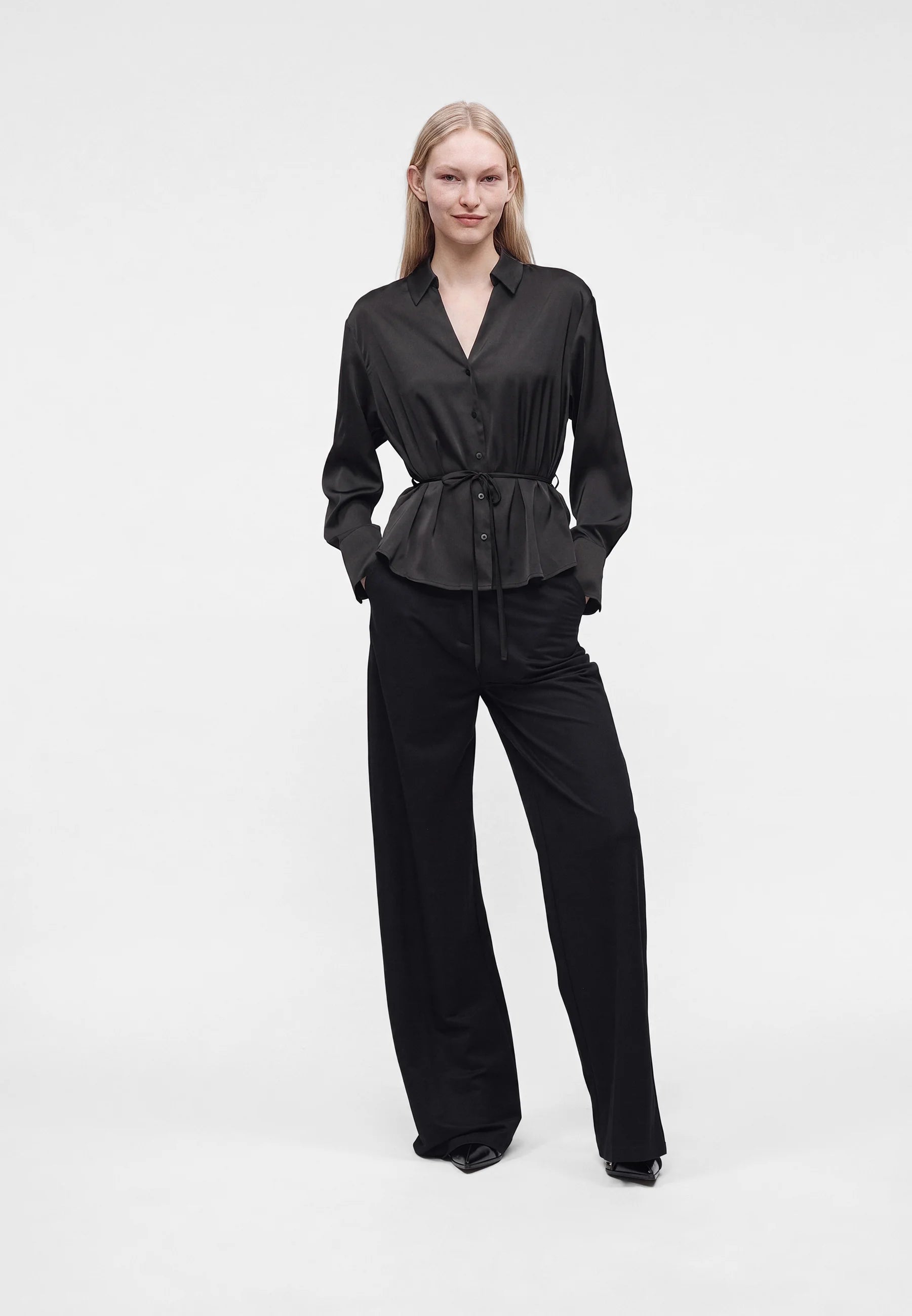 Aria V-neck Waisted Blouse Black